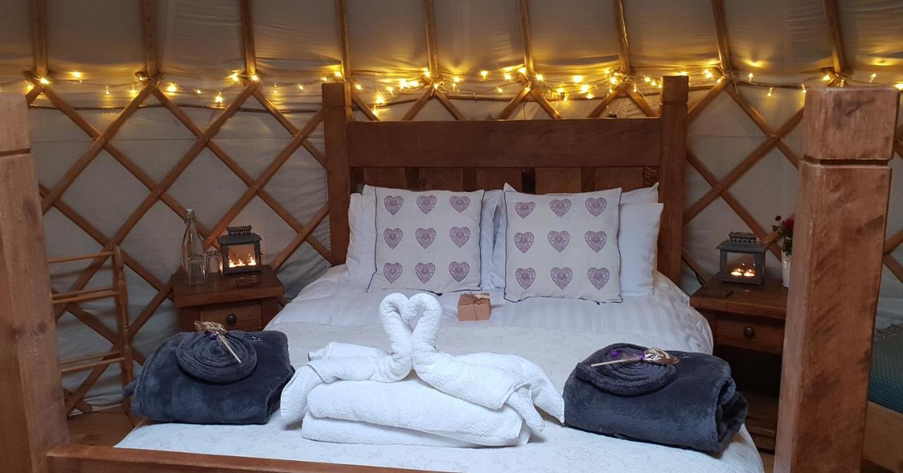 Secret Cloud House Holidays Luxury Yurts With Hot Tubs Cauldon Exterior photo